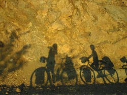 Piešiniai ant uolų. Žmonės važinėjo dviračiais jau prieš keletą tūkstančių metų :) Sinci, Turkija. 1999 m. rugpjūčio 27 d.